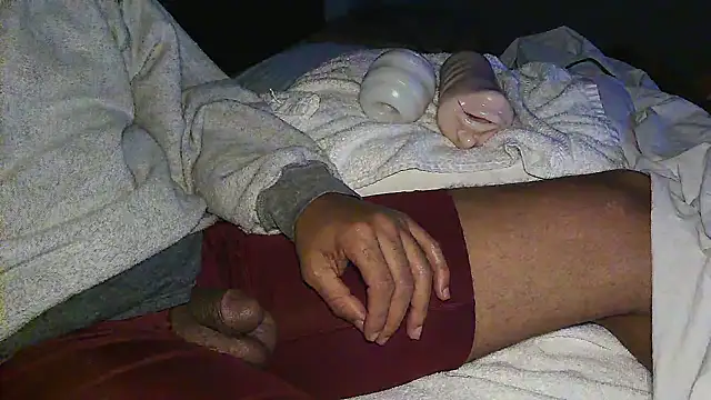 Snapshot of GRiZZLYBONE chatting on November 8, 11:21 am GRiZZLYBONE online show from November 8, 11:21 am