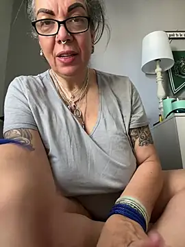 dieseldame1313 online show from January 17, 6:23 pm