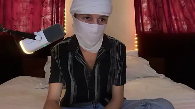 Snapshot of holydirt_luxeno1 chatting on September 15, 10:37 am holydirt luxeno1 online show from September 15, 10:37 am