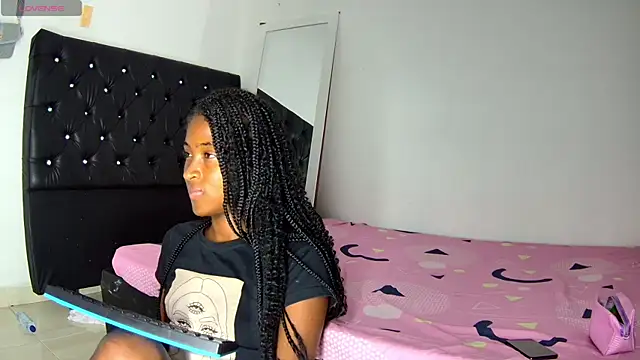 Snapshot of shantall_ebony1 chatting on November 8, 9:20 am shantall ebony1 online show from November 8, 9:20 am