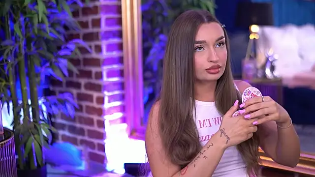 Snapshot of MillaSerene chatting on November 6, 6:14 am MillaSerene online show from November 6, 6:14 am