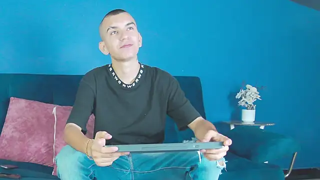 RowanCley online show from October 3, 12:46 pm