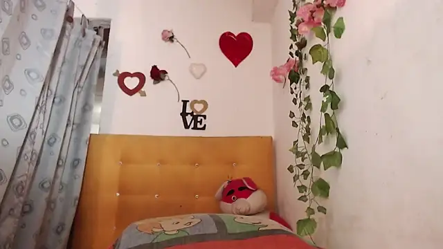 LULU ALANAA  online show from September 14, 3:33 pm