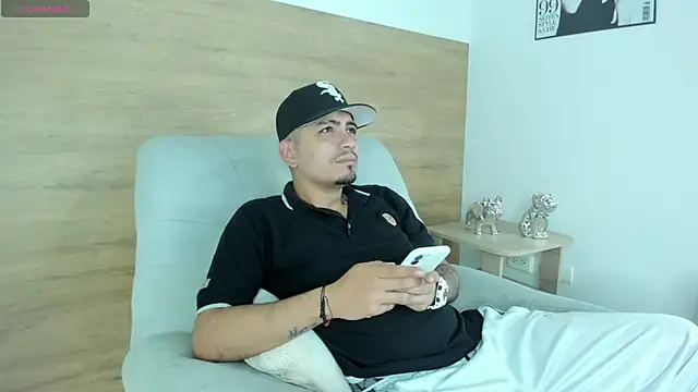 OwenStonne  online show from October 30, 4:25 am