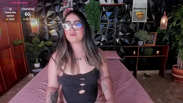 April  foxx online show from October 6, 4:15 pm