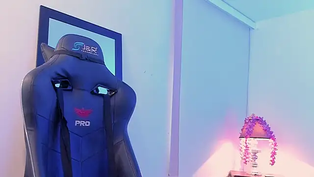 Snapshot of zeus_blaze chatting on September 13, 1:11 pm zeus blaze online show from September 13, 1:11 pm