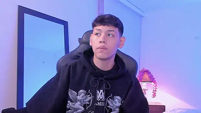 Snapshot of zeus_blaze chatting on September 15, 11:54 am zeus blaze online show from September 15, 11:54 am