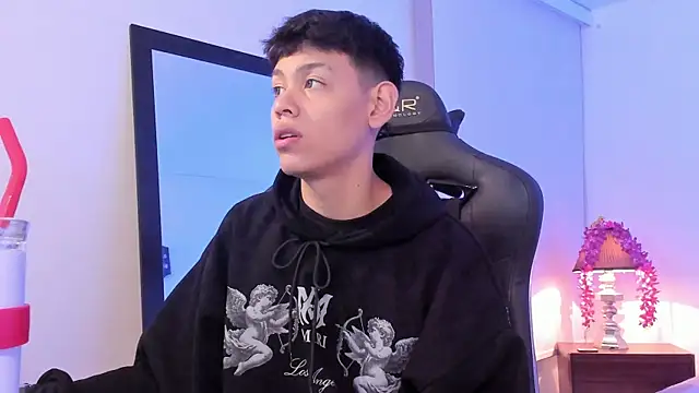 Snapshot of zeus_blaze chatting on September 16, 12:06 pm zeus blaze online show from September 16, 12:06 pm