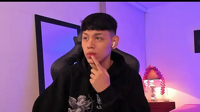 Snapshot of zeus_blaze chatting on September 19, 11:44 am zeus blaze online show from September 19, 11:44 am