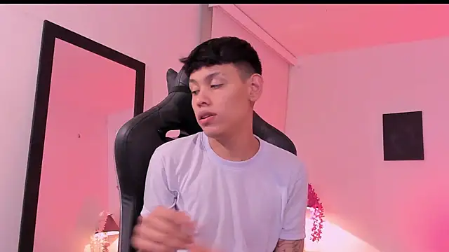 Snapshot of zeus_blaze chatting on September 24, 8:01 pm zeus blaze online show from September 24, 8:01 pm