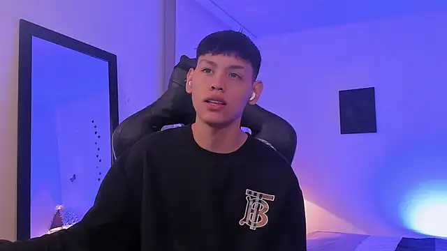 Snapshot of zeus_blaze chatting on September 29, 6:29 am zeus blaze online show from September 29, 6:29 am