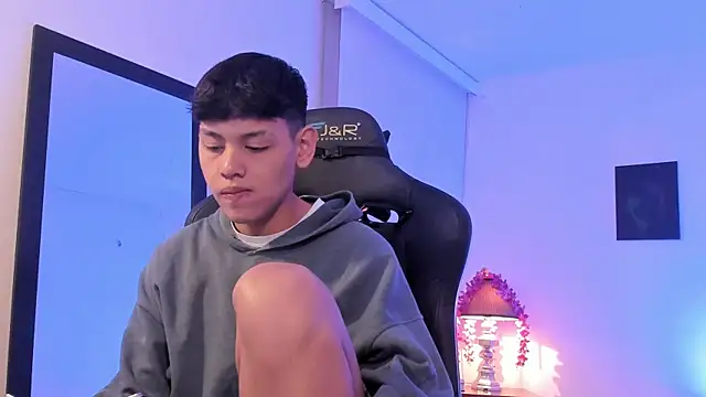 Snapshot of zeus_blaze chatting on October 1, 12:11 pm zeus blaze online show from October 1, 12:11 pm