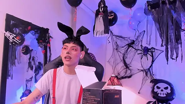 Snapshot of zeus_blaze chatting on October 9, 12:36 pm zeus blaze online show from October 9, 12:36 pm