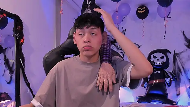 Snapshot of zeus_blaze chatting on October 24, 12:12 pm zeus blaze online show from October 24, 12:12 pm