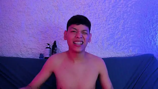 Snapshot of zeus_blaze chatting on November 13, 9:03 pm zeus blaze online show from November 13, 9:03 pm