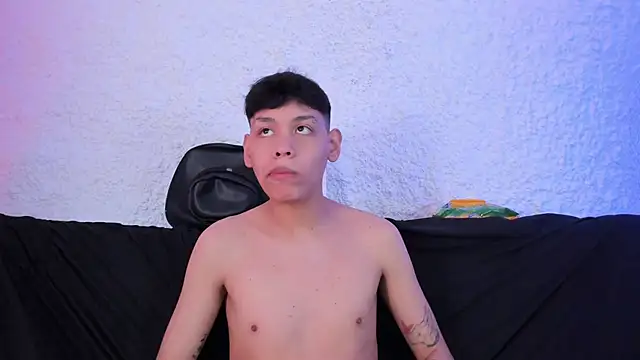 Snapshot of zeus_blaze chatting on November 20, 7:57 pm zeus blaze online show from November 20, 7:57 pm