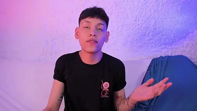 Snapshot of zeus_blaze chatting on November 22, 10:09 pm zeus blaze online show from November 22, 10:09 pm