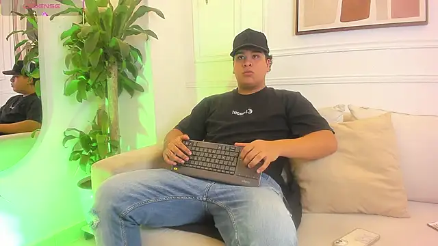 Snapshot of Naim_Bennetsex chatting on September 25, 6:33 pm Naim Bennetsex online show from September 25, 6:33 pm