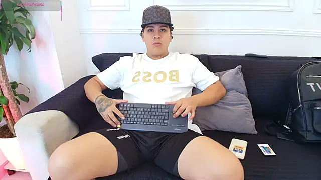 Snapshot of Naim_Bennetsex chatting on October 2, 6:37 pm Naim Bennetsex online show from October 2, 6:37 pm