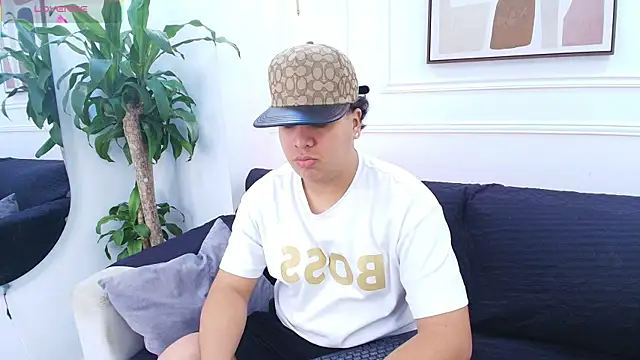 Snapshot of Naim_Bennetsex chatting on October 6, 6:27 pm Naim Bennetsex online show from October 6, 6:27 pm