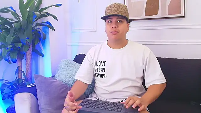 Snapshot of Naim_Bennetsex chatting on October 13, 6:19 pm Naim Bennetsex online show from October 13, 6:19 pm