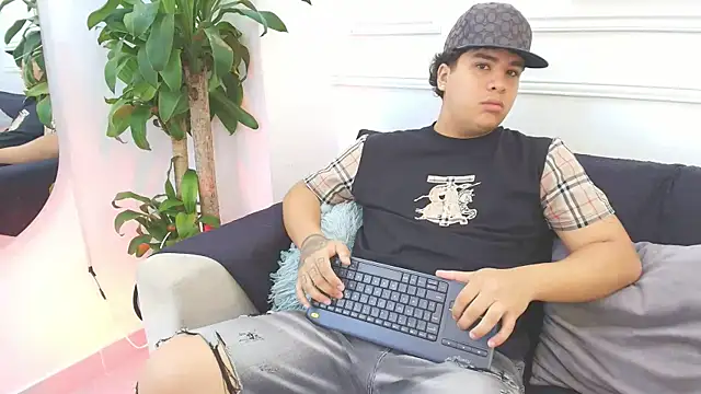 Snapshot of Naim_Bennetsex chatting on October 21, 6:41 pm Naim Bennetsex online show from October 21, 6:41 pm