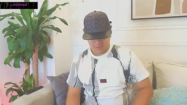 Snapshot of Naim_Bennetsex chatting on October 24, 6:37 pm Naim Bennetsex online show from October 24, 6:37 pm