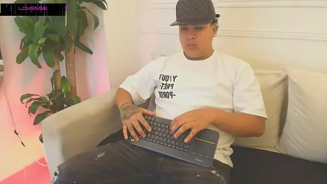 Snapshot of Naim_Bennetsex chatting on October 25, 6:35 pm Naim Bennetsex online show from October 25, 6:35 pm