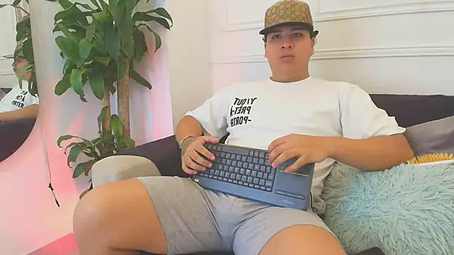 Snapshot of Naim_Bennetsex chatting on October 26, 7:31 pm Naim Bennetsex online show from October 26, 7:31 pm