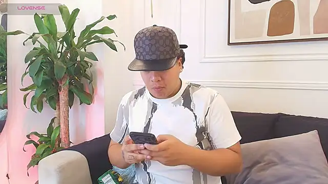 Snapshot of Naim_Bennetsex chatting on October 28, 6:54 pm Naim Bennetsex online show from October 28, 6:54 pm