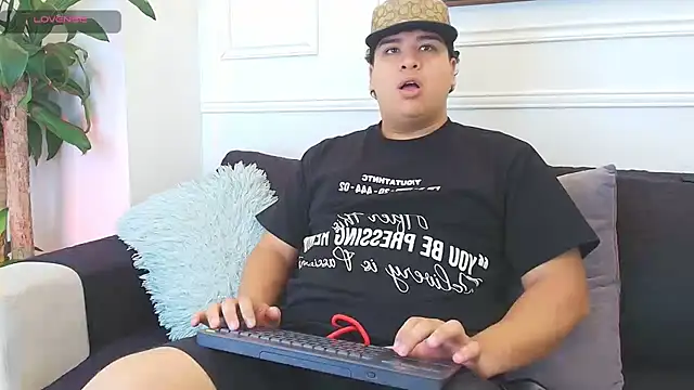 Snapshot of Naim_Bennetsex chatting on November 1, 6:21 pm Naim Bennetsex online show from November 1, 6:21 pm