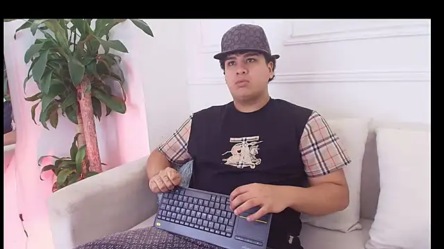 Snapshot of Naim_Bennetsex chatting on November 3, 6:31 pm Naim Bennetsex online show from November 3, 6:31 pm