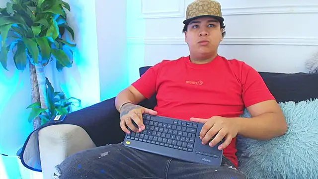 Snapshot of Naim_Bennetsex chatting on November 5, 6:30 pm Naim Bennetsex online show from November 5, 6:30 pm