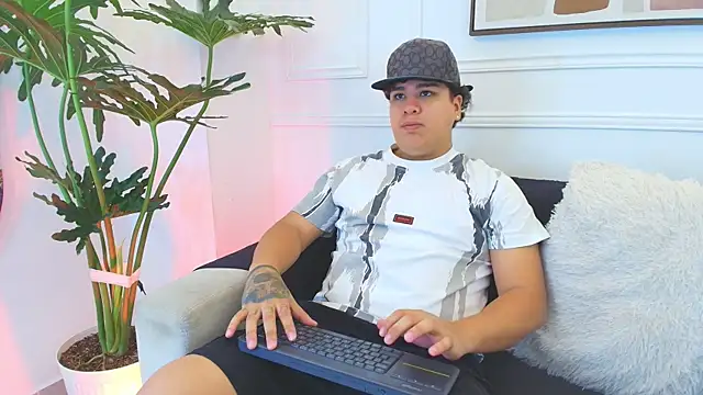 Snapshot of Naim_Bennetsex chatting on November 7, 6:41 pm Naim Bennetsex online show from November 7, 6:41 pm