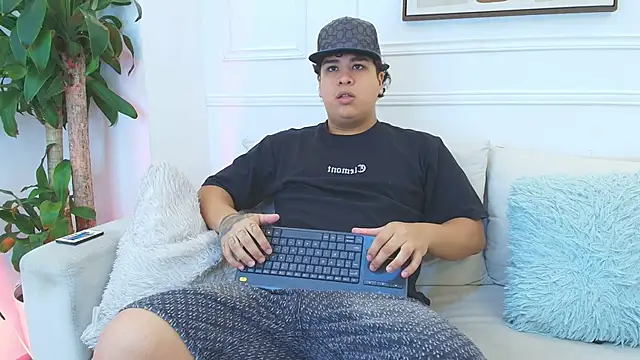 Snapshot of Naim_Bennetsex chatting on November 12, 6:30 pm Naim Bennetsex online show from November 12, 6:30 pm