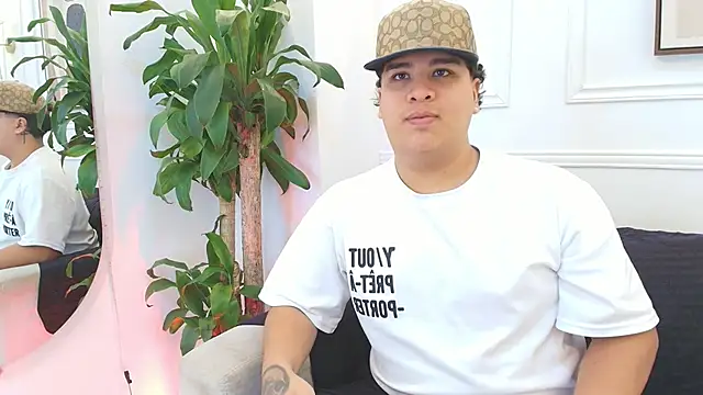 Snapshot of Naim_Bennetsex chatting on November 14, 6:28 pm Naim Bennetsex online show from November 14, 6:28 pm