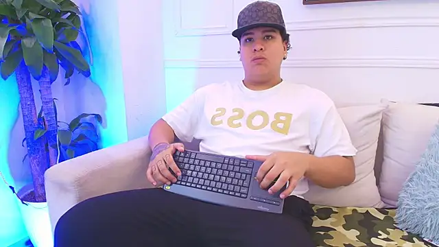 Snapshot of Naim_Bennetsex chatting on November 21, 6:06 pm Naim Bennetsex online show from November 21, 6:06 pm