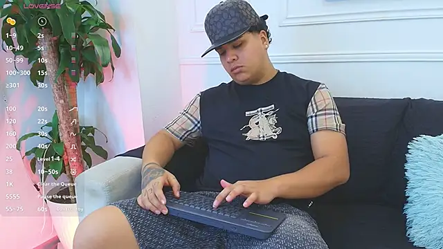 Snapshot of Naim_Bennetsex chatting on November 25, 6:19 pm Naim Bennetsex online show from November 25, 6:19 pm