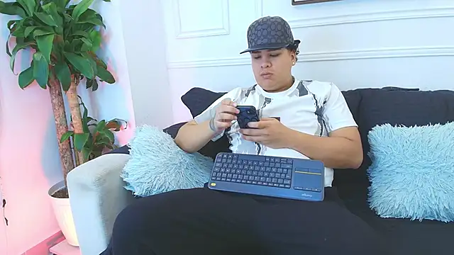 Snapshot of Naim_Bennetsex chatting on November 27, 6:21 pm Naim Bennetsex online show from November 27, 6:21 pm