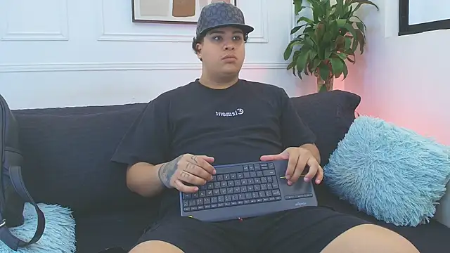 Snapshot of Naim_Bennetsex chatting on November 29, 7:17 pm Naim Bennetsex online show from November 29, 7:17 pm