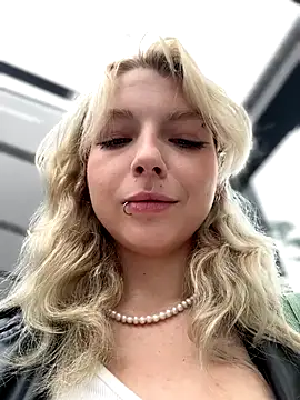 EveLittleSinner online show from September 18, 7:43 am