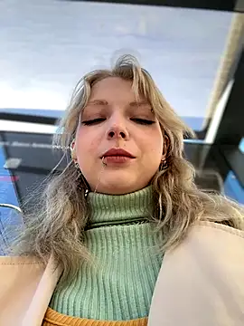 EveLittleSinner online show from October 8, 9:18 am