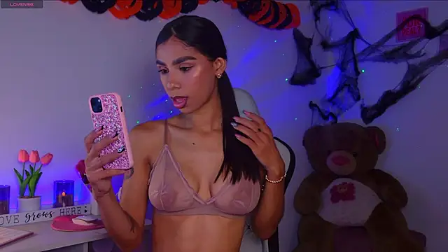 Snapshot of BrunetteAdams001 chatting on October 30, 5:20 am BrunetteAdams001 online show from October 30, 5:20 am