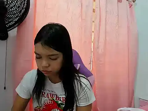 Snapshot of shy_luna18 chatting on September 8, 5:12 pm shy luna18 online show from September 8, 5:12 pm