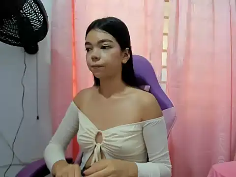 Snapshot of shy_luna18 chatting on September 21, 1:13 pm shy luna18 online show from September 21, 1:13 pm