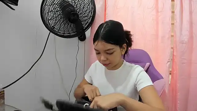 Snapshot of shy_luna18 chatting on September 25, 12:31 pm shy luna18 online show from September 25, 12:31 pm