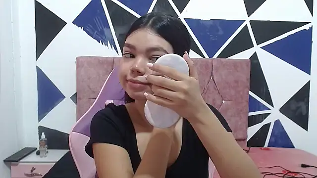 Snapshot of shy_luna18 chatting on October 7, 12:35 pm shy luna18 online show from October 7, 12:35 pm