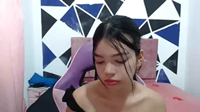 Snapshot of shy_luna18 chatting on November 14, 1:43 pm shy luna18 online show from November 14, 1:43 pm