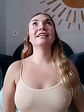 Snapshot of KisaVixen chatting on October 4, 8:34 am KisaVixen online show from October 4, 8:34 am