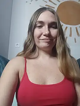 Snapshot of KisaVixen chatting on November 18, 4:33 pm KisaVixen online show from November 18, 4:33 pm